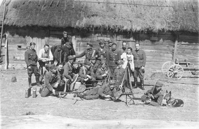 Żołnierze V Wileńskiej Brygady AK, od prawej stoją Łukasik ps. „Młot”,  Wanda Minkiewicz ps. „Danka”, Lucjan Minkiewicz ps. „Wiktor”, 1946 r. (AIPN)