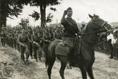 Por. Łukasz Ciepliński  na czele pododdziuału 62pp. (AIPN)