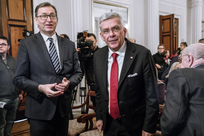 Prezes IPN Jarosław Szarek i marszałek Senatu RP Stanisław Karczewski. Prezentacja pakietu edukacyjnego dla Polonii i Polaków z zagranicy „Dawniej to było” – 10 marca 2019. Fot. Sławek Kasper (IPN)