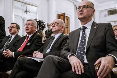 Od lewej: prezes IPN Jarosław Szarek, marszałek Senatu RP Stanisław Karczewski, dyrektor Biura Badań Historycznych IPN Włodzimierz Suleja, prezes Stowarzyszenia „Wspólnota Polska” Dariusz Piotr Bonisławski. Fot. Sławek Kasper (IPN)