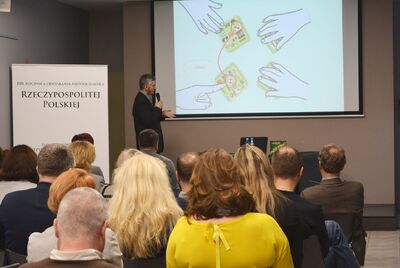 „Znaj Znak/Felismered?”. Kieleckie seminarium dla nauczycieli z grą historyczną wokół symboli Polski i Węgier