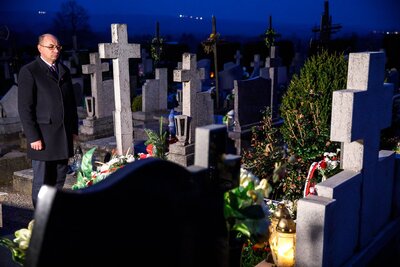 Kwiaty i znicze ku czci Sprawiedliwych z Markowej – 24 marca 2019. Fot. Sławek Kasper (IPN)