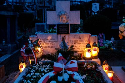 Kwiaty i znicze ku czci Sprawiedliwych z Markowej – 24 marca 2019. Fot. Sławek Kasper (IPN)