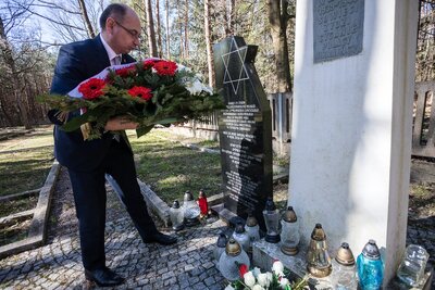 Upamiętnienie w Małej Jagielle, gdzie spoczywają prochy ratowanych przez Ulmów Żydów – 24 marca 2019. Fot. Sławek Kasper (IPN)