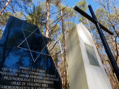 Upamiętnienie w Małej Jagielle, gdzie spoczywają prochy ratowanych przez Ulmów Żydów – 24 marca 2019. Fot. Sławek Kasper (IPN)