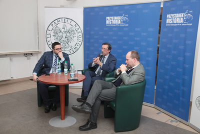 Dyskusja z cyklu „Kościół – Naród – Państwo, czyli niezwykły wiek XX w dziejach Polski”. Od lewej: dr Rafał Łatka, prof. Jan Żaryn i dr hab. Paweł Skibiński Fot. Piotr Życieński (IPN)