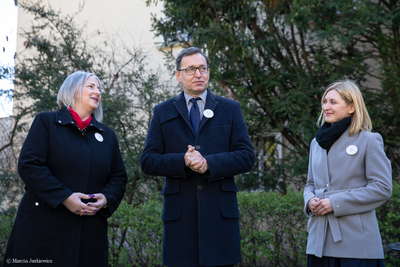 Odsłonięcie tabliczek z imionami Dębów Niepodległości przy siedzibie Wspólnoty Polskiej – Warszawa, 2 kwietnia 2019. Fot. Marcin Jurkiewicz (IPN)