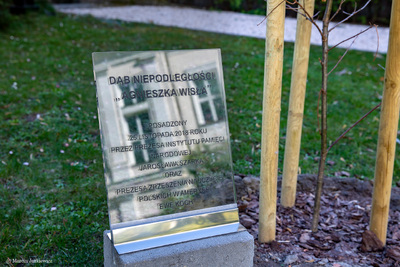 Odsłonięcie tabliczek z imionami Dębów Niepodległości przy siedzibie Wspólnoty Polskiej – Warszawa, 2 kwietnia 2019. Fot. Marcin Jurkiewicz (IPN)