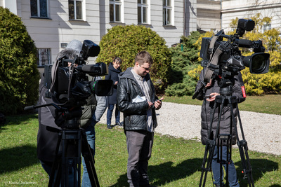 Odsłonięcie tabliczek z imionami Dębów Niepodległości przy siedzibie Wspólnoty Polskiej – Warszawa, 2 kwietnia 2019. Fot. Marcin Jurkiewicz (IPN)