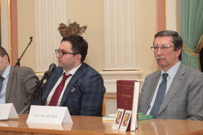 Spotkanie „Prymas Wyszyński w świetle nowych źródeł archiwalnych”. Od lewej: dr Rafał Łatka i prof. Jan Żaryn. Fot. Piotr Życieński (IPN)