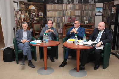 Z cyklu „Tajemnice bezpieki” dyskusja o Urzędzie Ochrony Państwa. Od lewej: Andrzej Zybertowicz, Zbigniew Siemiątkowski, Piotr Woyciechowski, Paweł Piotrowski. Fot. Piotr Życieński (IPN)