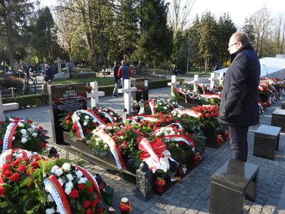 Uroczystości upamiętniające ofiary katastrofy lotniczej pod Smoleńskiem na Powązkach Wojskowych. Fot. Mateusz Niegowski (IPN)