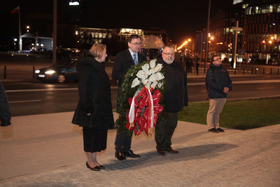 Kwiaty pod pomnikami Ofiar Tragedii Smoleńskiej oraz prezydenta Lecha Kaczyńskiego na pl. Marszałka Józefa Piłsudskiego w Warszawie. Fot. Piotr Życieński (IPN)