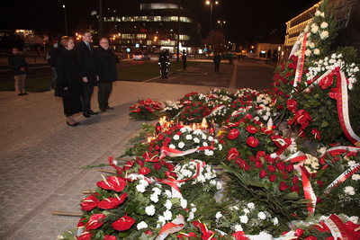 Kwiaty pod pomnikami Ofiar Tragedii Smoleńskiej oraz prezydenta Lecha Kaczyńskiego na pl. Marszałka Józefa Piłsudskiego w Warszawie. Fot. Piotr Życieński (IPN)