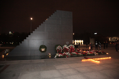 Kwiaty pod pomnikami Ofiar Tragedii Smoleńskiej oraz prezydenta Lecha Kaczyńskiego na pl. Marszałka Józefa Piłsudskiego w Warszawie. Fot. Piotr Życieński (IPN)