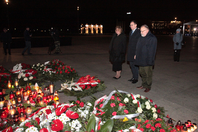 Kwiaty pod pomnikami Ofiar Tragedii Smoleńskiej oraz prezydenta Lecha Kaczyńskiego na pl. Marszałka Józefa Piłsudskiego w Warszawie. Fot. Piotr Życieński (IPN)