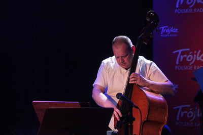 Maciej Adamczak – kontrabas. Koncert „Miłość do końca świata…” – 11 kwietnia 2019. Fot. Piotr Życieński (IPN)