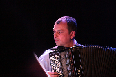 Jarosław Bester – akordeon. Koncert „Miłość do końca świata…” – 11 kwietnia 2019. Fot. Piotr Życieński (IPN)