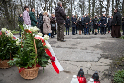Złożenie kwiatów pod tablicą upamiętniającą ofiary NKWD – Winnica, 12 kwietnia 2019. Fot. Sławek Kasper (IPN)