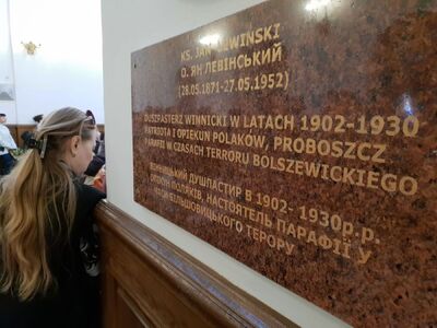 Odsłonięcie tablicy pamiątkowej ku czci ks. Jana Lewińskiego – Winnica, 14 kwietnia 2019. Fot. Sławek Kasper (IPN)