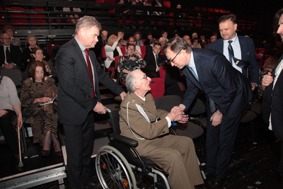 Prezes IPN Jarosław Szarek wita się z Henrykiem Troszczyńskim. Gala Finałowa 10. przeglądu filmowego Echa Katynia – 15 kwietnia 2019. Fot. Piotr Życieński (IPN)