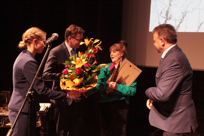 Statuetkę Echa Katynia odbiera Anna Elisabeth Jessen. Gala Finałowa 10. przeglądu filmowego Echa Katynia – 15 kwietnia 2019. Fot. Piotr Życieński (IPN)