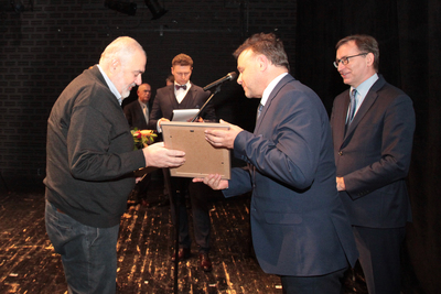 Asen Władimirow (z lewej) nagrodzony statuetką Echa Katynia. Gala Finałowa 10. przeglądu filmowego Echa Katynia – 15 kwietnia 2019. Fot. Piotr Życieński (IPN)