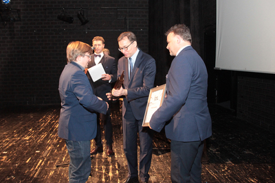 W imieniu Piotra Szkopiaka statuetkę odbiera Bartosz Chajdecki, autor muzyki.Gala Finałowa 10. przeglądu filmowego Echa Katynia – 15 kwietnia 2019. Fot. Piotr Życieński (IPN)