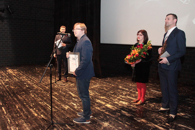 Bartosz Chajdecki. Z prawej siostra Piotra Szkopiaka Krystyna Rafalat z synem. Gala Finałowa 10. przeglądu filmowego Echa Katynia – 15 kwietnia 2019. Fot. Piotr Życieński (IPN)