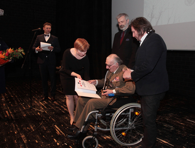 Henryk Troszczyński nagrodzony statuetką Drzwi do Wolności. Gala Finałowa 10. przeglądu filmowego Echa Katynia – 15 kwietnia 2019. Fot. Piotr Życieński (IPN)