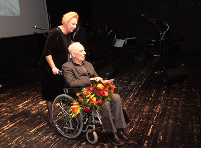 Nagrodzony statuetką Drzwi do Wolności Bogumił Hałaciński z córką. Gala Finałowa 10. przeglądu filmowego Echa Katynia – 15 kwietnia 2019. Fot. Piotr Życieński (IPN)