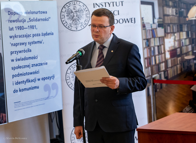 Podpisanie umowy o współpracy pomiędzy Instytutem Pamięci Narodowej a Muzeum Getta Warszawskiego. Dyrektor Muzeum Getta Warszawskiego Albert Stankowski – Warszawa, 17 kwietnia 2019. Fot. Marcin Jurkiewicz