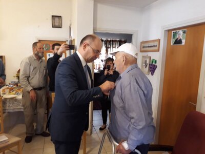 Abraham Segal odbiera Krzyż Kawalerski Orderu Zasługi RP z rąk wiceprezesa IPN Mateusza Szpytmy (fot. Katarzyna Ratajczak-Sowa)