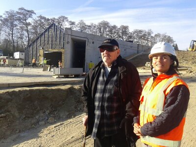 Abraham Segal na budowie Muzeum im. Rodziny Ulmów w Markowej (2015). Fot. Mateusz Szpytma