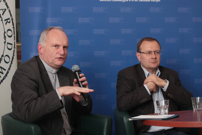 Ks. dr hab. Dominik Zamiatała prof. UKSW i prof. Antoni Dudek (UKSW). Fot. Piotr Życieński (IPN)