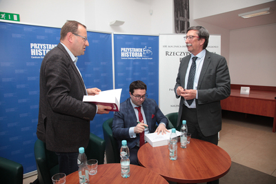 Promocja książki Rafała Łatki „Episkopat Polski wobec stosunków państwo – Kościół i rzeczywistości społeczno-politycznej PRL 1970–1989”. Fot. Piotr Życieński (IPN)