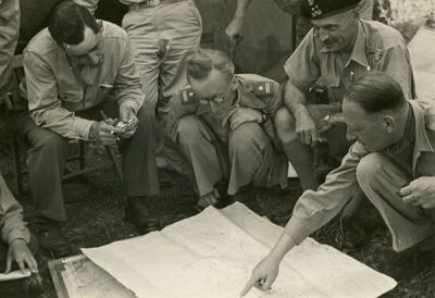 Józef Czapski (kuca), obok generał Władysław Anders (w berecie) i Eugeniusz Lubomirski (pierwszy z prawej). Na odwrocie zdjęcia napis: „Wywiad dla Anglików”. Monte Cassino 1944. Ze zbiorów Instytutu Literackiego Kultura
