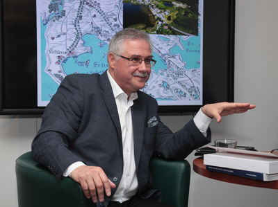 Dr Waldemar Brenda, prowadzący cykl „Na północ od Warszawy. Warmia i Mazury w XX w.”. Fot. Piotr Życieński (IPN)