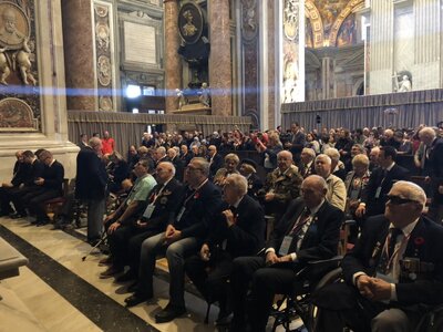 Przybyli na uroczystości weterani oraz delegacja polska przy grobie Jana Pawła II w bazylice św. Piotra w Rzymie, 16 maja 2019 (fot. UdsKiOR)