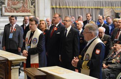 Przybyli na uroczystości weterani oraz delegacja polska przy grobie Jana Pawła II w bazylice św. Piotra w Rzymie, 16 maja 2019 (fot. UdsKiOR)