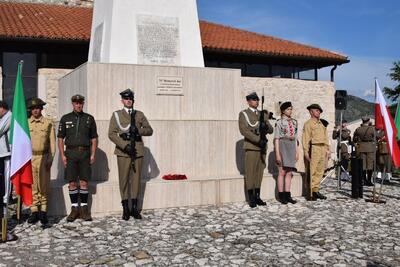 Uroczystości przed pomnikiem 6. Pułku Pancernego im. Dzieci Lwowskich w Piedimonte San Germano, 17 maja 2019 (fot. UdsKiOR)