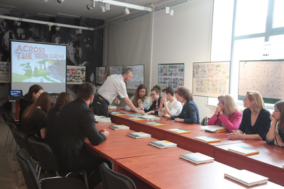 Warsztaty dla młodzieży szkolnej z wykorzystaniem publikacji „Aby pamięć przetrwała...” oraz gry planszowej „Za żelazną kurtyną” – 23 maja 2019. Fot. Piotr Życieński (IPN)