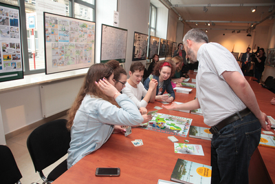 Warsztaty dla młodzieży szkolnej z wykorzystaniem publikacji „Aby pamięć przetrwała...” oraz gry planszowej „Za żelazną kurtyną” – 23 maja 2019. Fot. Piotr Życieński (IPN)