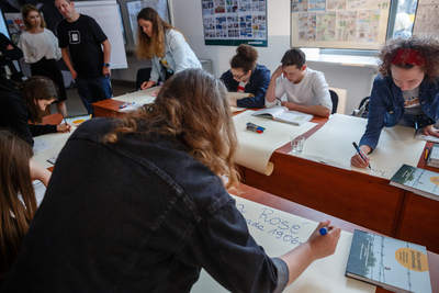 Warsztaty dla młodzieży szkolnej z wykorzystaniem publikacji „Aby pamięć przetrwała...” oraz gry planszowej „Za żelazną kurtyną” – 23 maja 2019. Fot. Sławek Kasper (IPN)