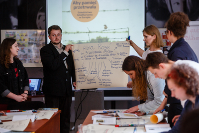 Warsztaty dla młodzieży szkolnej z wykorzystaniem publikacji „Aby pamięć przetrwała...” oraz gry planszowej „Za żelazną kurtyną” – 23 maja 2019. Fot. Sławek Kasper (IPN)