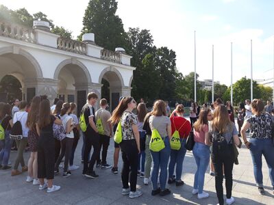 Młodzi posłowie na spacerze edukacyjnym ulicami Warszawy – 31 maja 2019