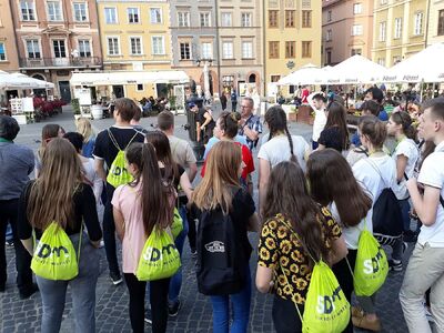 Młodzi posłowie na spacerze edukacyjnym ulicami Warszawy – 31 maja 2019