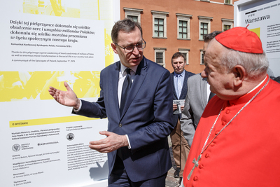 Prezes IPN Jarosław Szarek i kard. senior Stanisław Dziwisz podczas otwarcia wystawy IPN o pierwszej pielgrzymce Jana Pawła II do Polski. Fot. Sławek Kasper (IPN)