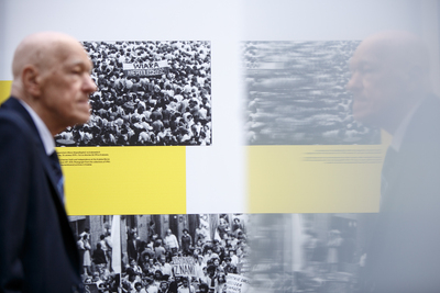 Marszałek senior Sejmu Kornel Morawiecki podczas wernisażu wystawy. W tle fotografia transparentu, z którym Kornel Morawiecki był obecny na spotkaniach z Janem Pawłem II w czasie jego pielgrzymki w 1979. Fot. Sławek Kasper (IPN)