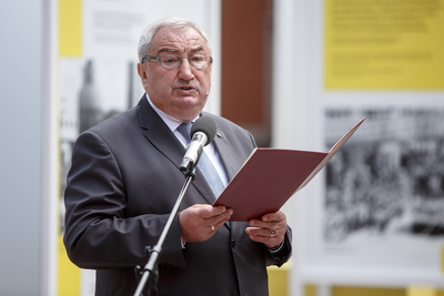 Poseł Andrzej Melak podczas wernisażu wystawy IPN „»Wstańcie, chodźmy…« Pierwsza pielgrzymka Jana Pawła II do Polski” na Zamku Królewskim w Warszawie. Fot. Sławek Kasper (IPN)